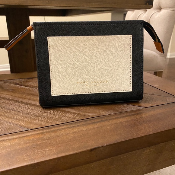 Marc Jacobs Handbags - Marc Jacobs makeup bag